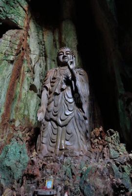  Le Mystère de la Statue du Bouddha: Une Contemplation Silencieuse en Marbre Blanc