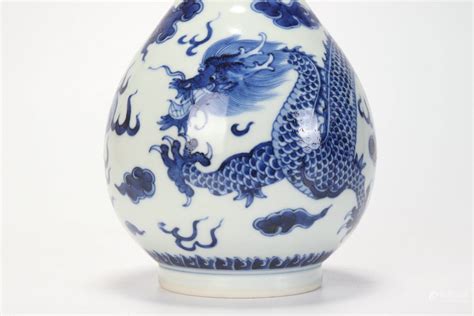 Le Vase à Dragons Volants en Porcelaine Bleu et Blanc ! Un Trésor de la Dynastie Tang à Découvrir!